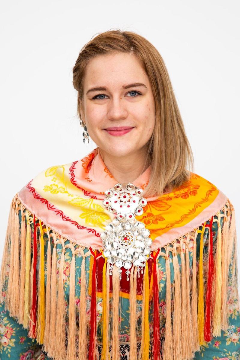 Elen Krogh Ravna - Árdnaprisvinner 2025.jpg Prisvinneren i kofte med liidni og 2 søljer på seg, i høyre øret skimtes ørepynt.